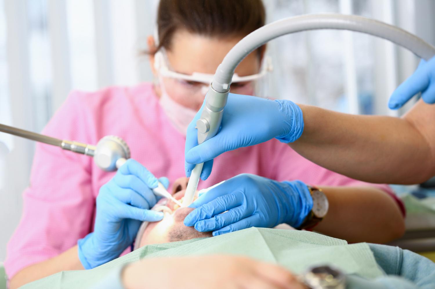 Piaskowanie i fluoryzacja zębów u dentysty